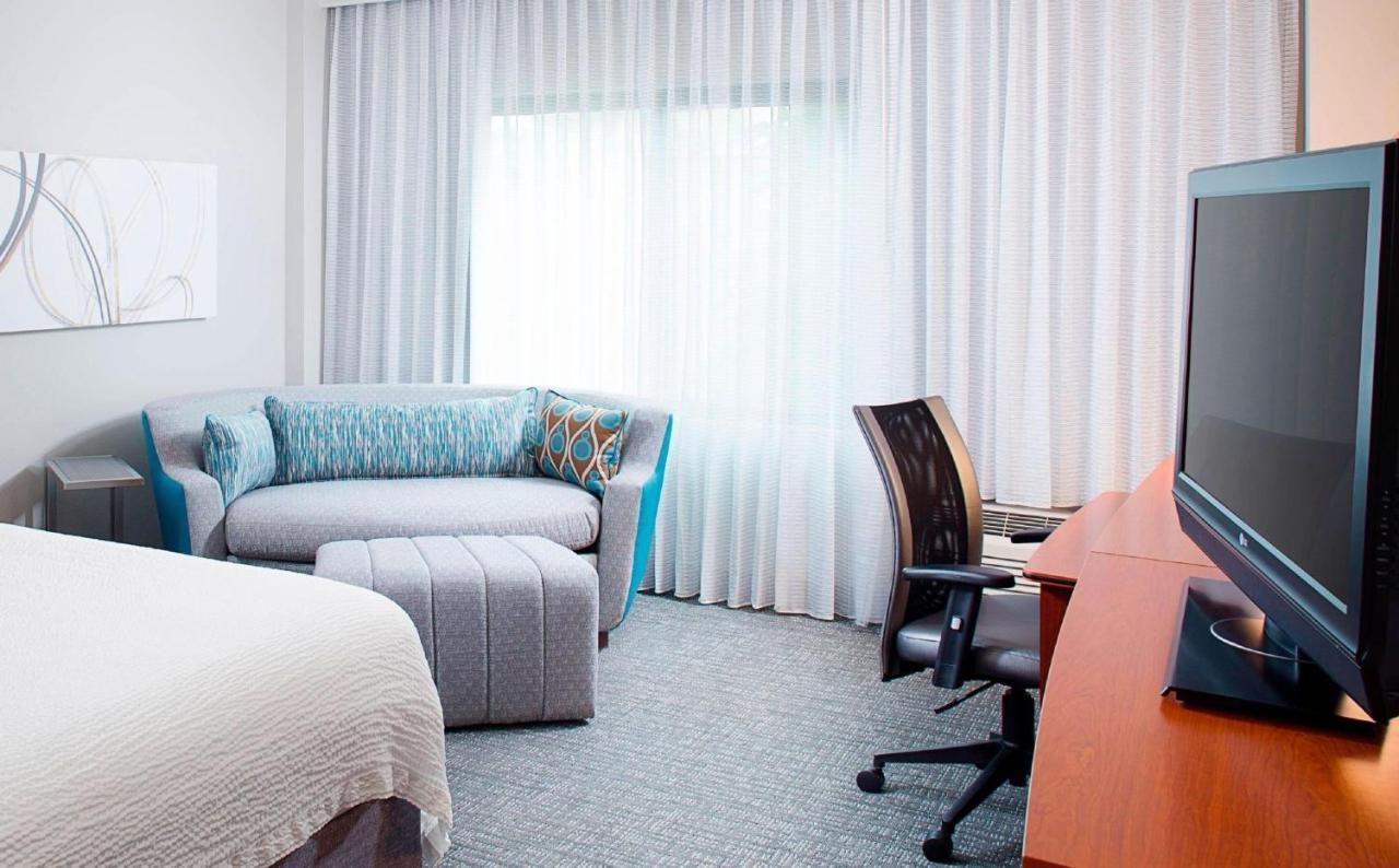 Courtyard By Marriott Roanoke Airport Hotel Exterior photo