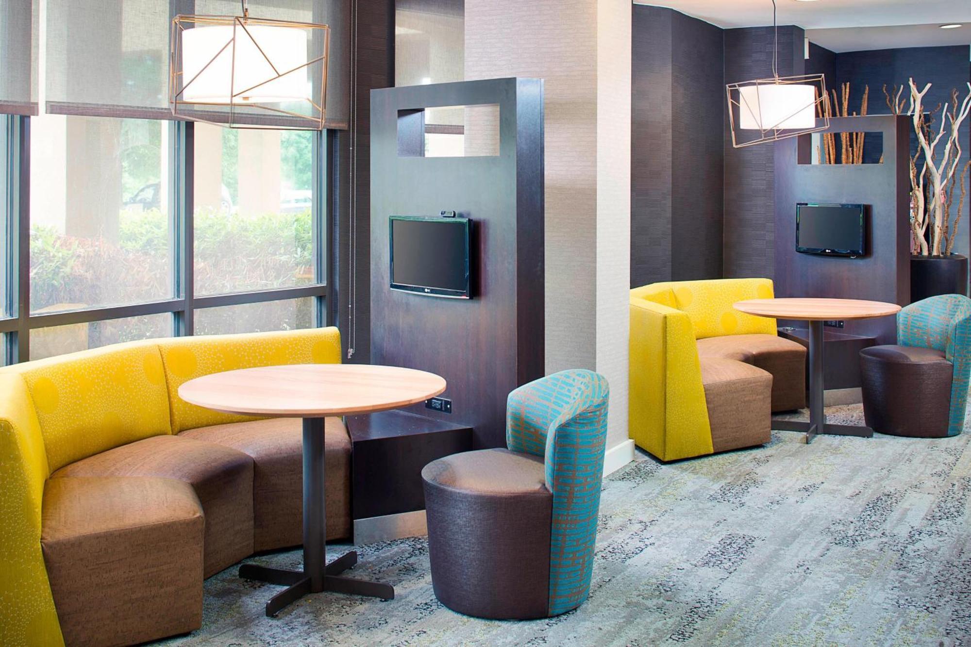 Courtyard By Marriott Roanoke Airport Hotel Exterior photo