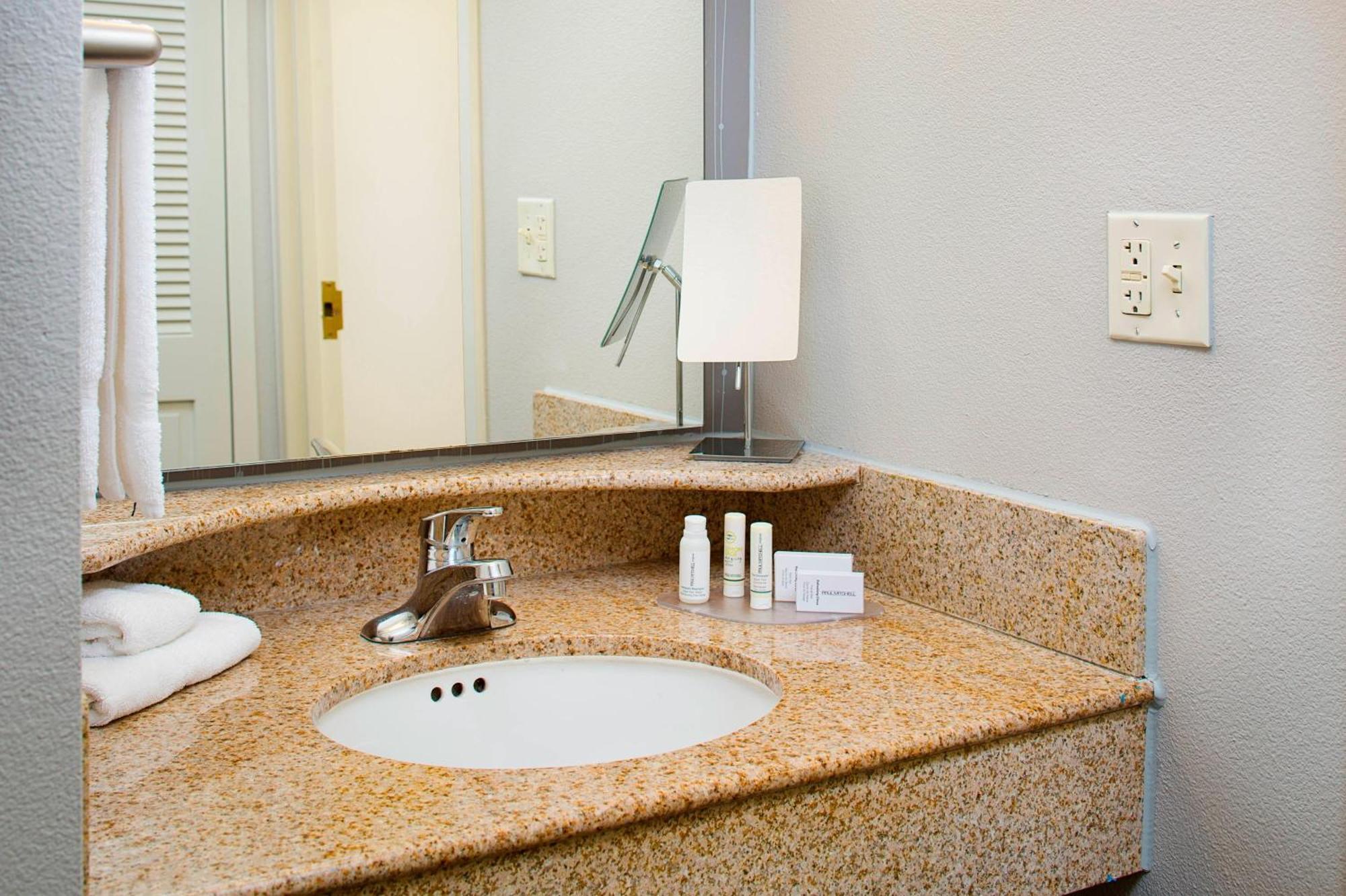 Courtyard By Marriott Roanoke Airport Hotel Exterior photo