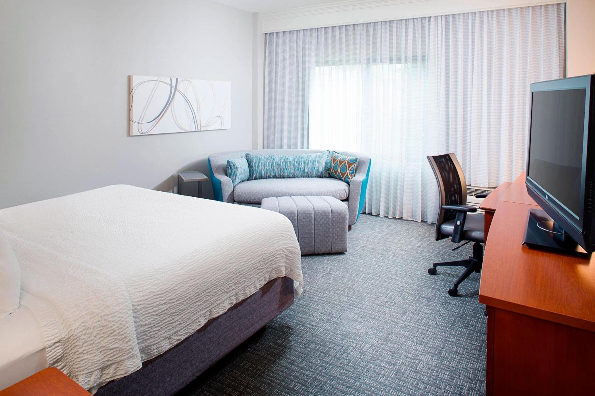Courtyard By Marriott Roanoke Airport Hotel Exterior photo