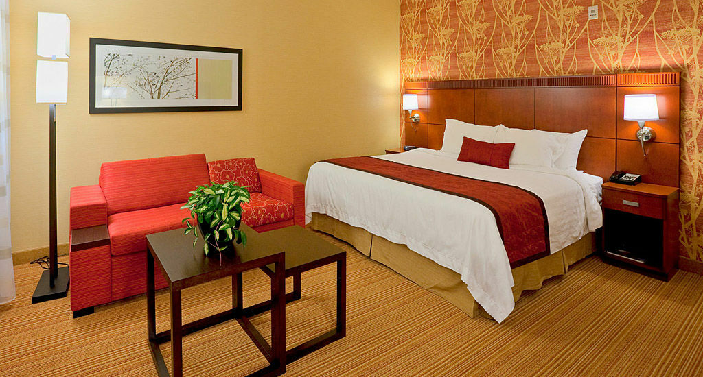 Courtyard By Marriott Roanoke Airport Hotel Exterior photo