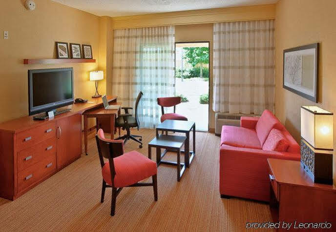 Courtyard By Marriott Roanoke Airport Hotel Exterior photo