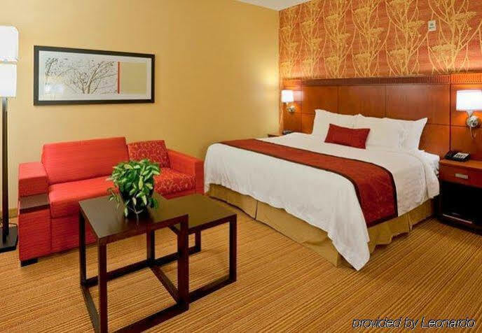Courtyard By Marriott Roanoke Airport Hotel Exterior photo