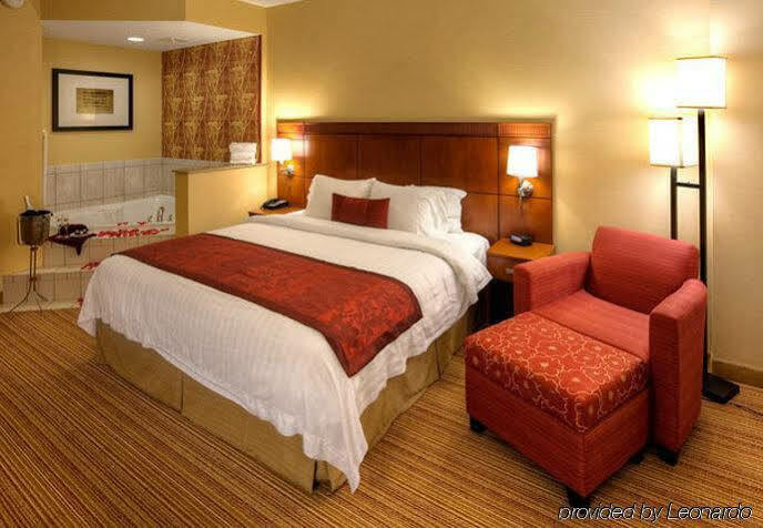 Courtyard By Marriott Roanoke Airport Hotel Exterior photo